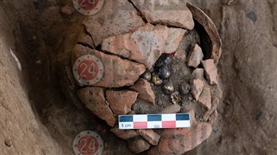 بها 64 قطعة أثرية ثمينة.. ننشر صورة الآنية الفخارية المُكتشفة في معابد الكرنك 