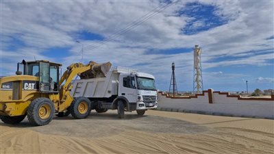 الرمال زحفت على طريق بلطيم.. وجهود مكثفة لرفعها| صور 