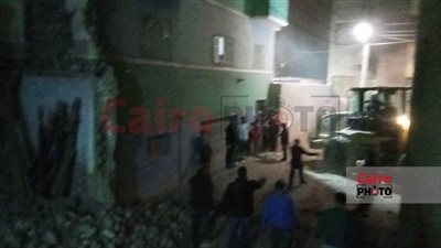 معدات وأوناش ثقيلة.. لحظات تحبس الأنفاس خلال رفع آثار المنزل المنهار بأسيوط | بث مباشر