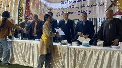 مصحف وجنيه.. محافظ الأقصر لحفظة القرآن: ذكرتموني بأول جائزة لي صغيرًا