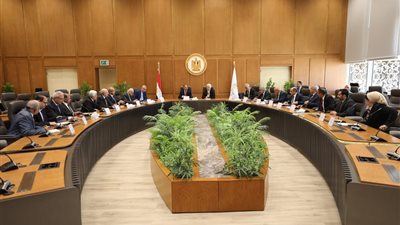 انتخاب محمود أبو العيون رئيسًا لمجلس أمناء جامعة الزقازيق الأهلية.. ومحمد باسم نائبًا