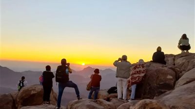 مغامرة على قمة الجبل.. السائحون يستمتعون بـ لحظة شروق الشمس من فوق جبل موسى بسانت كاترين