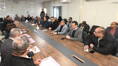 وزير الإسكان يلتقي ممثلي الشركات العاملة بحدائق تلال الفسطاط