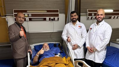 فريق طبي بالغردقة ينجح في إنقاذ يد سائح إنجليزي من الشلل| صور