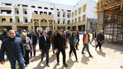 وزير الإسكان ومحافظ القاهرة يتفقدان مشروع حدائق تلال الفسطاط بمصر القديمة
