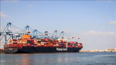 بطول 366 مترا وعرض 48.. ميناء دمياط يستقبل سفينة حاويات عملاقة تابعة لـ هاباج لويد