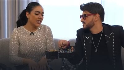 رامز جلال مقدمًا الراقصة بدرة في برنامجه: محتاجة قناصة.. وحلقتها مطلب شعبي