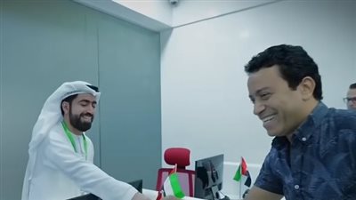بعد نجاح برنامج قطايف.. مستخدمون يشاركون صور سامح حسين خلال حصوله على الإقامة الذهبية بالإمارات