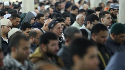 يرفعون أكف الضراعة يرجون رحمته.. الجامع الأزهر كامل العدد بالمصلين في الثلث الأخير من رمضان