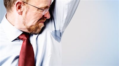 التوتر ورائحة الجسم.. كيف يؤثر العامل النفسي على انبعاث روائح كريهة؟