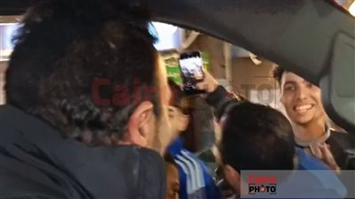 بيراضي الكل.. أحمد العوضي يلتقط صورا مع معجبيه في إمبابة