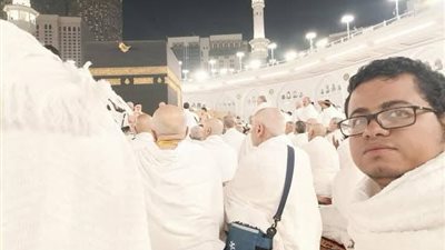 كان بيعمل عمرة.. آخر صورة لطبيب قنا قبل مصرعه بصحبة والده وآخر في حادث الطريق الصحراوي 