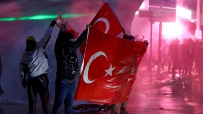 تركيا تعتقل 9 صحفيين خلال تغطيتهم مظاهرات ترفض اعتقال أوغلو