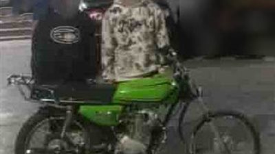 القبض على شخصين قادا دراجة نارية بحركات استعراضية ولوّحا بسلاح في عين شمس