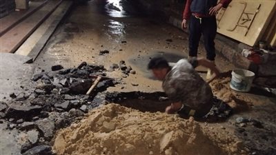 إصلاح كسر ماسورة مياه في شارع بورسعيد بالإسكندرية | صور