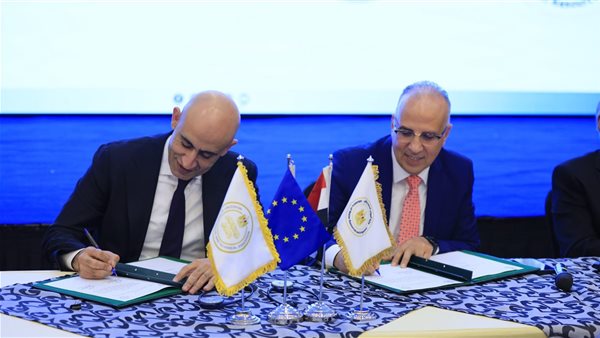 جانب من توقيع البروتوكول