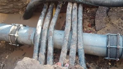 إعادة ضخ المياه بعد إصلاح خط عمومي بقرية باها ببني سويف