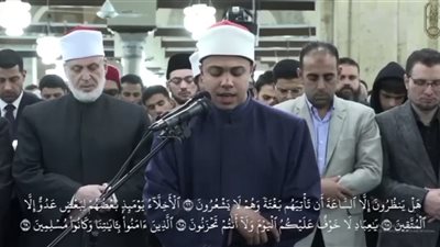 صوته ندي.. مَن هو الطالب صاحب التلاوة العطرة بصلاة التراويح في الجامع الأزهر اليوم؟| خاص