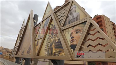 محافظة الجيزة تستعين باللوحات الفرعونية على جانبي الطرق المؤدية للمتحف الكبير لتحسين الصورة البصرية