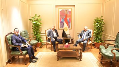 وزيرا الصناعة والاستثمار يبحثان مع أيمن العشري آليات النهوض بالحديد والصلب في مصر