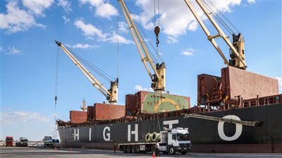 ميناء دمياط يستقبل أطنانًا من القمح والذرة والفول خلال الـ24 ساعة الماضية