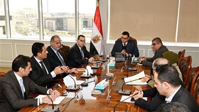 وزير الإسكان يلتقي رؤساء الشركات المنفذة لمشروعات بمدينة سفنكس الجديدة لبحث شكواهم 