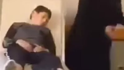 تم التصالح بينهما.. خصم واستبعاد لطبيب بعد انتشار فيديو لـ مشاجرته مع مرافق مريض في سوهاج