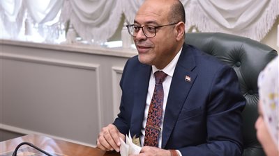 بعد تأخرها 4 سنوات.. وزير العمل يُسلم شيكات وثائق تأمين ضد الحوادث لعمالة غير منتظمة