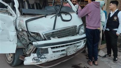 إصابة 10 أشخاص إثر تصادم سيارة نقل بميكروباص على طريق الواحات في أكتوبر