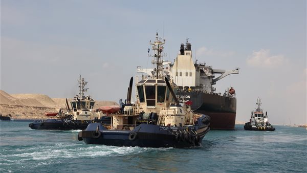 صورًا ترصد ممر السفن