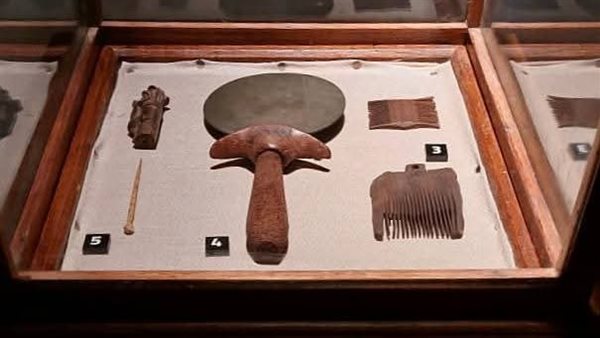 القطع الأثرية 