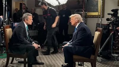 بعد فضيحة تسريب المحادثة.. ترامب يدافع عن مستشاره للأمن القومي مايك والتز