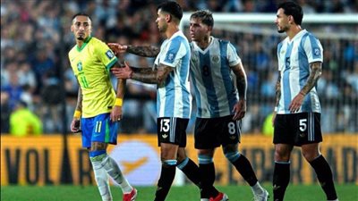 لاعبو الأرجنتين يفتحون النار على رافينيا بسبب تصريحاته قبل المباراة.. وسكالوني يسامحه