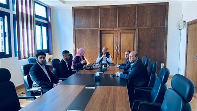 رئيس جامعة دمنهور يلتقي طلاب كلية الهندسة استعدادا للمشاركة في مسابقة رالي السيارات الكهربائية