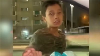 استغلال قاسٍ لطفولة بريئة.. فيديو صغير المناديل يثير الغضب على السوشيال ميديا 