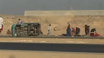 كانوا راجعين من شغلهم.. إصابة 22 عاملًا في انقلاب سيارة ميكروباص بالفيوم