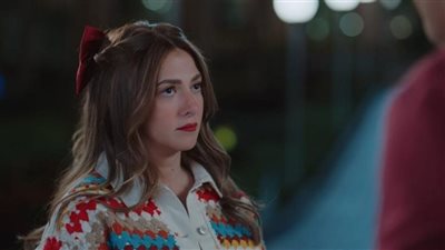 أحداث الحلقة 13 من مسلسل عايشة الدور| دنيا سمير غانم تعترف بسرها.. ونور محمود يبوح لها بحبه 