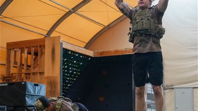 كافر.. وزير الدفاع الأمريكي يظهر بوشم جديد على ذراعه باللغة العربية