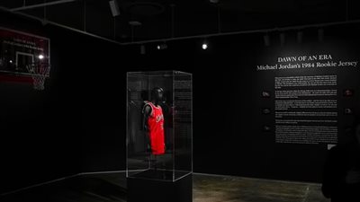 بـ 4.2 مليون دولار.. أول قميص يرتديه نجم كرة السلة الأمريكي مايكل جوردان في مزاد علني