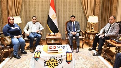 وزير الرياضة يستقبل أسرة لاعب الإسكواش محمد زكريا.. ويؤكد دعم الأبطال الرياضيين