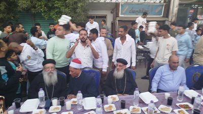 مصر الحلوة.. وفد كنسي يشارك في حفل إفطار شباب العزازية بقنا