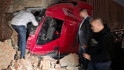 محافظ القليوبية يتابع اصطدام مقطورة بشرفة منزل في كفر شكر.. ويوجه بإجراءات عاجلة