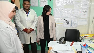 منحتها شهادة تقدير.. محافظ البحيرة تفاجئ وحدة صحة الأسرة بقرية الجدية وتشيد بمدى الانضباط بها