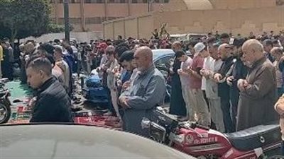 المئات يؤدون صلاة الجنازة على إبراهيم الطوخي صاحب عبارة الجملي هو أملي| بث مباشر