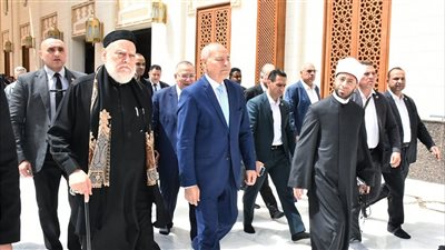 وزير الأوقاف ومحافظ القاهرة يشهدان صلاة الجمعة الأخيرة من رمضان بمسجد السيدة نفيسة 