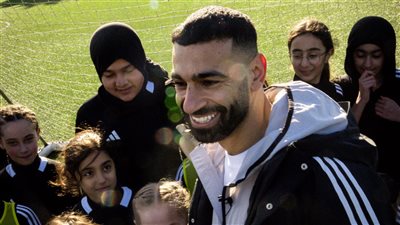 لدعمهم.. محمد صلاح يزور نادي سيفون بارك رينجرز للفتيات في مدينة ليفربول | صور