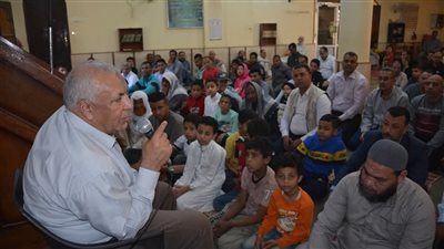محافظ الوادي الجديد يلتقي بالمواطنين بمسجد عمار بن ياسر في الخارجة