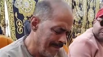 أنا الكبير بس هو المعلم.. انهيار الشقيق الأكبر لـ إبراهيم الطوخي قبل بدء العزاء| بث مباشر 