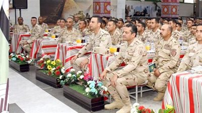 وزير الدفاع يشارك مقاتلي الجيش الثالث الميداني وقوات شرق القناة لمكافحة الإرهاب تناول وجبة الإفطار