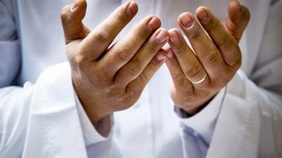 ما حكم رفع اليدين بالدعاء خلال خطبة الجمعة وبين الخطبتين أثناء جلسة الإمام؟